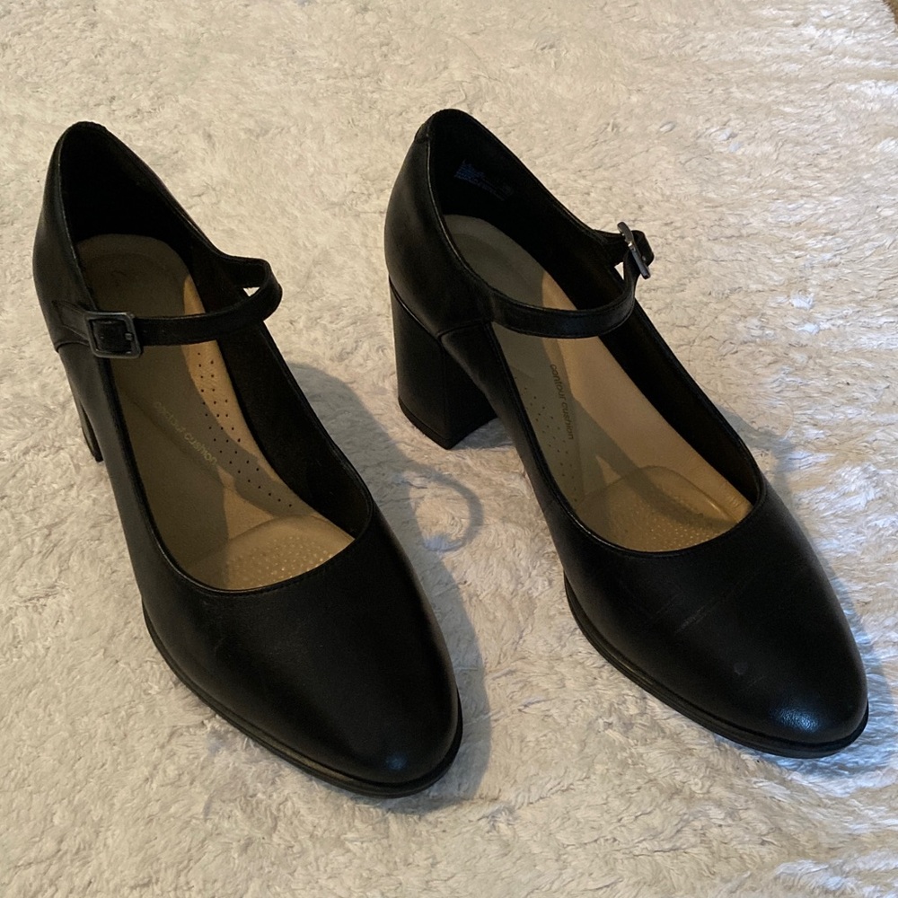 Like New! Clarks Black Mary Jane Block Heels with Strap. Size 8.